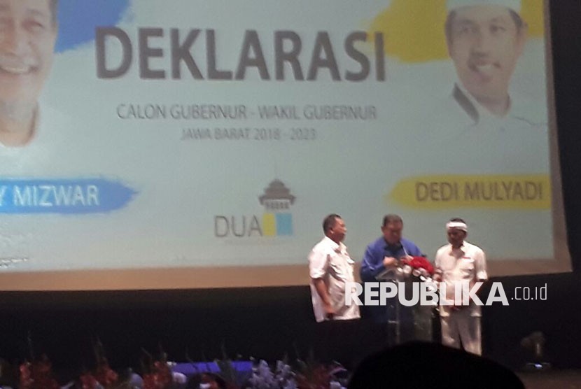 Cagub Deddy Mizwar dan Cawagub Dedi Mulyadi memberikan sambutan dalam Deklarasi 2DM sebagai Pasangan Cagub dan Cawagub. Presiden RI ke 6, Susilo Bambang Yudhoyono (SBY) menyatakan dukungan resmi pada kedua calon tersebut, di Sabuga, Selasa (9/1). 