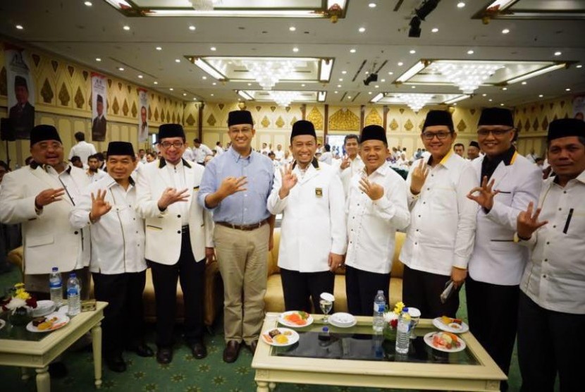 Cagub DKI, Anies Baswedan (baju biru) dikelilingi petinggi PKS dalam rapat konsolidasi fraksi PKS di DPR serta DPRD Jakarta, Banten dan Jabar di Ballroom Hotel Kartika Chandra, Jalan Gatot Subroto, Jakarta Selatan, Kamis (13/4).