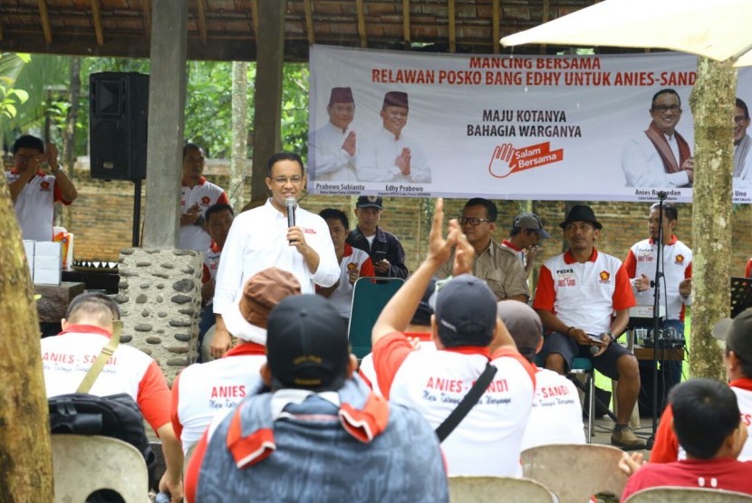 Calon gubernur DKI Jakarta nomor urut 3, Anies Baswedan, mengikuti aksi macing bersama relawan Anies-Sandi di pemancingan umum Kabeda, Kukusan Beji, Depok, Sabtu (14/1).