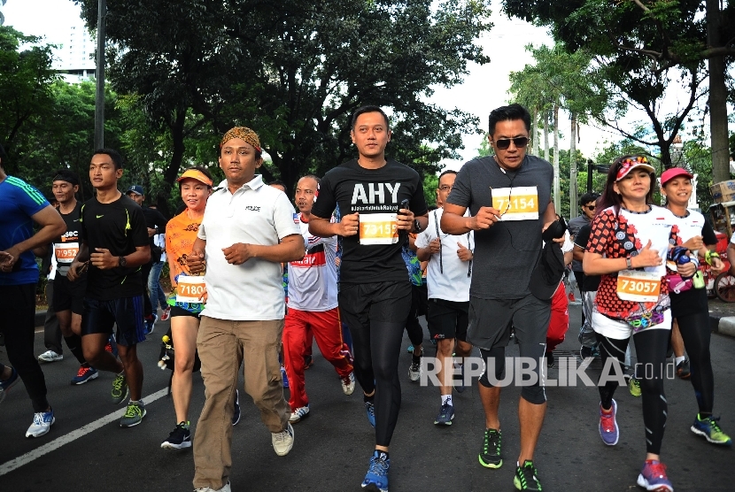 Cagub DKI Jakarta Agus Agus Harimurti Yudhoyono berlari saat mengikuti Fun Run di Jl Sudirman, Jakarta, Ahad (2/10).