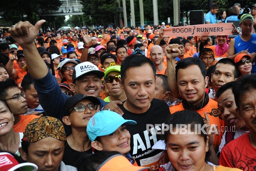 Cagub DKI Jakarta Agus Agus Harimurti Yudhoyono bersama Walikota Bogor Bima Arya berfoto saat mengikuti Fun Run di Jl Sudirman, Jakarta, Ahad (2/10).