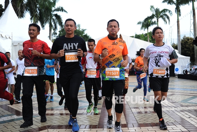 Cagub DKI Jakarta Agus Agus Harimurti Yudhoyono (kedua kiri), Walikota Bogor Bima Arya (kedua kanan) berlari saat mengikuti Fun Run di Jl Sudirman, Jakarta, Ahad (2/10). 