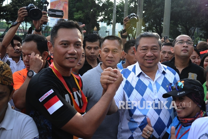 Cagub DKI Jakarta Agus Agus Harimurti Yudhoyono (kiri) dan Presiden RI ke-6 Susilo Bambang Yudhoyono melakukan salam komando saat hadir mengikuti fun run di Jl Sudirman, Jakarta, Ahad (2/10). 