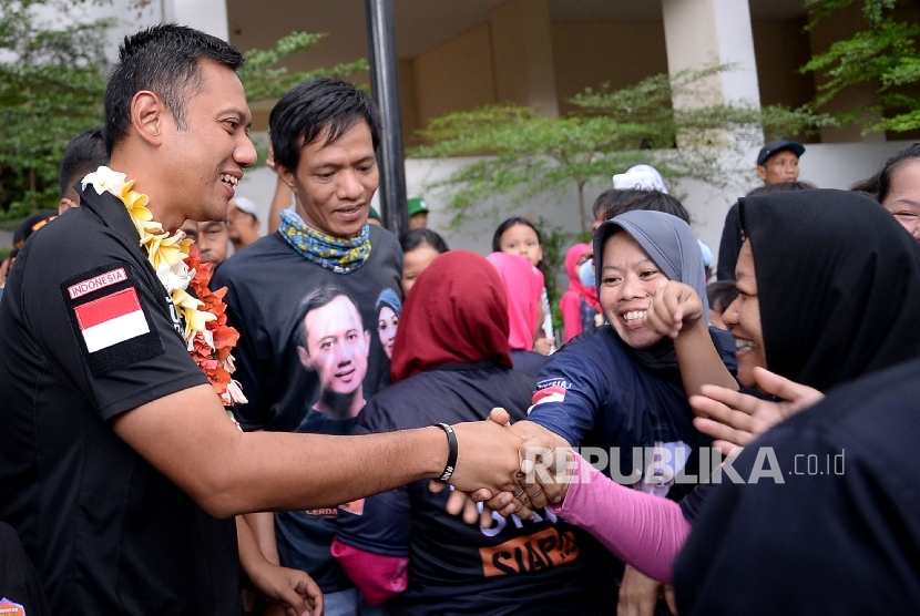  Cagub DKI Jakarta Agus Harimurti Yudhoyono (AHY) saat berkampanye di rusun Jatinegara Barat, Jakarta, Ahad (8/1). 