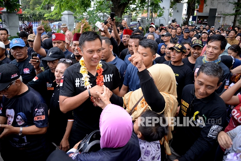  Cagub DKI Jakarta Agus Harimurti Yudhoyono (AHY) saat berkampanye di rusun Jatinegara Barat, Jakarta, Ahad (8/1). 