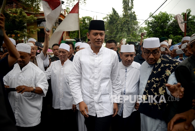  Cagub DKI Jakarta Agus Harimurti Yudhoyono (AHY) saat berkampanye dan menemui para habib dan ulama di Bukit Duri, Jakarta, Selasa (31/1)