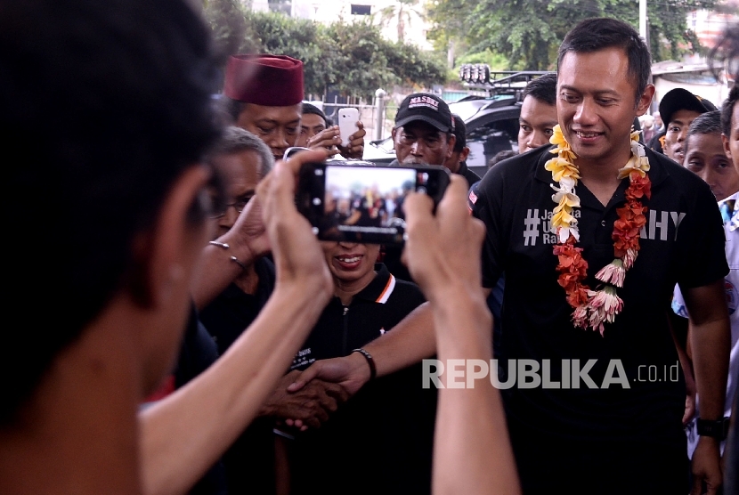 Cagub DKI Jakarta Agus Harimurti Yudhoyono (AHY) saat berkampanye di rusun Jatinegara Barat, Jakarta, Ahad (8/1). 