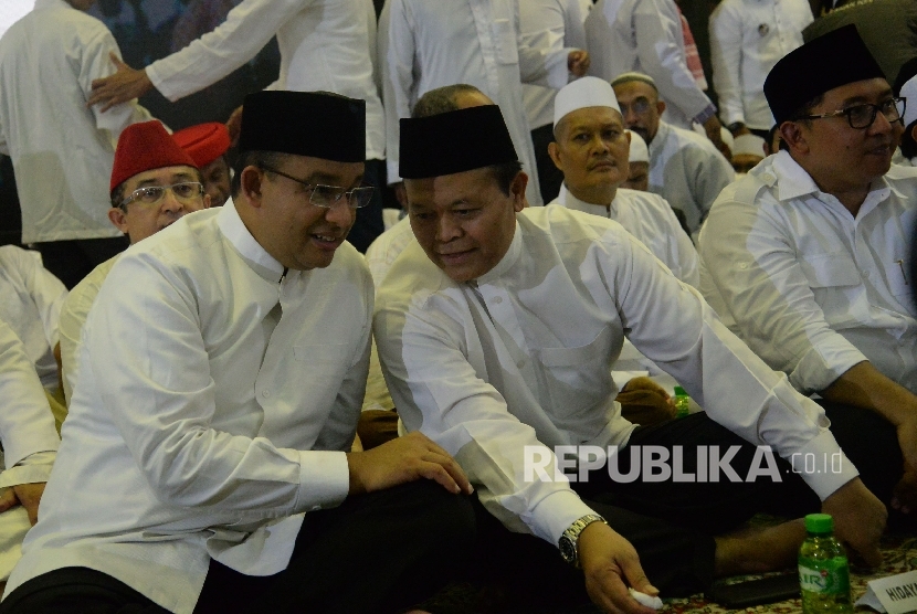 Cagub DKI Jakarta Anies Baswedan bersama Hidayat Nur Wahid saat menghadiri Dzikir dan Sholawat Untuk Negeri di masjid Agung At-Tien, Jakarta,Sabtu(11/3).