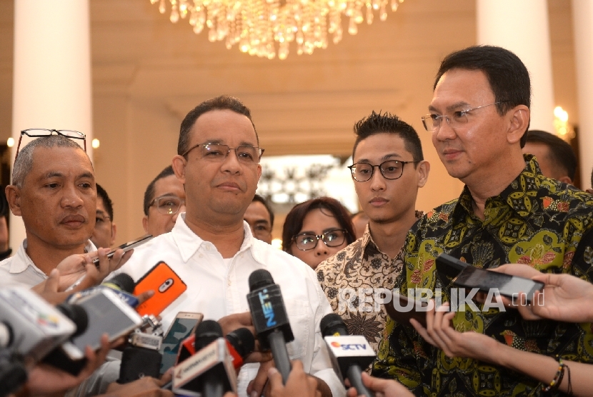 Gubernur DKI Jakarta terpilih, Anies Baswedan (kiri) bersama Gubernur DKI Jakarta saat ini Basuki Tjahaja Purnama (Ahok)