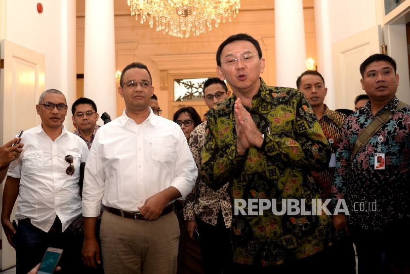 Cagub DKI Jakarta Anies Baswedan (kiri) bersama Gubernur DKI Jakarta Basuki Tjahaja Purnama menjawab pertenyaan wartawan usai pertemuan di Balai Kota DKI Jakarta, Kamis (20/4). 