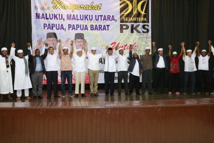 Cagub DKI Jakarta Anies Baswedan mendapatkan sambutan meriah dari warga Indonesia Timur yang berdomisili Jakarta, di GOR Remaja Jakarta Utara, Jalan Yos Sudarso, Jakarta Utara, Sabtu (15/4)