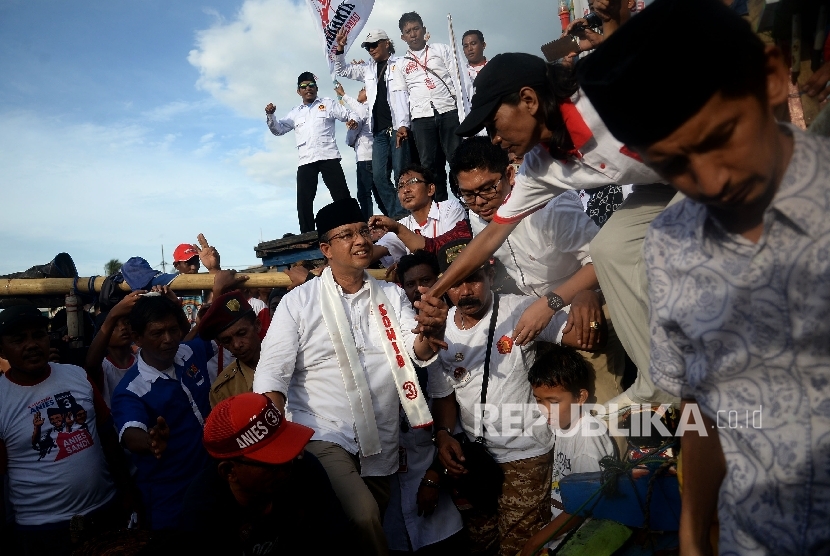 Cagub DKI Jakarta Anies Baswedan menyapa nelayan dan warga saat kampanye di Perkampungan Nelayan Cilincing, Jakarta, Rabu(8/2).