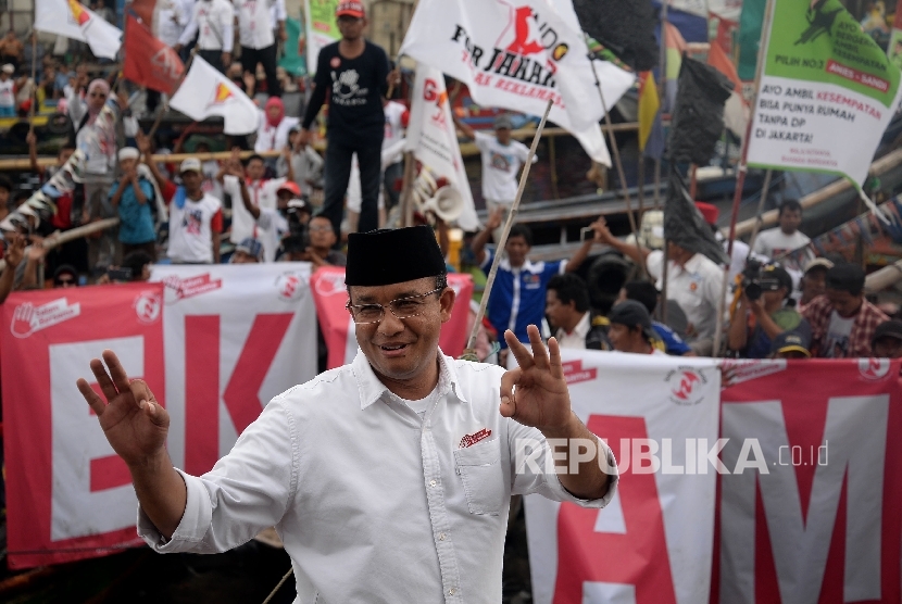 Cagub DKI Jakarta Anies Baswedan menyapa nelayan dan warga saat kampanye di Perkampungan Nelayan Cilincing, Jakarta, Rabu(8/2)