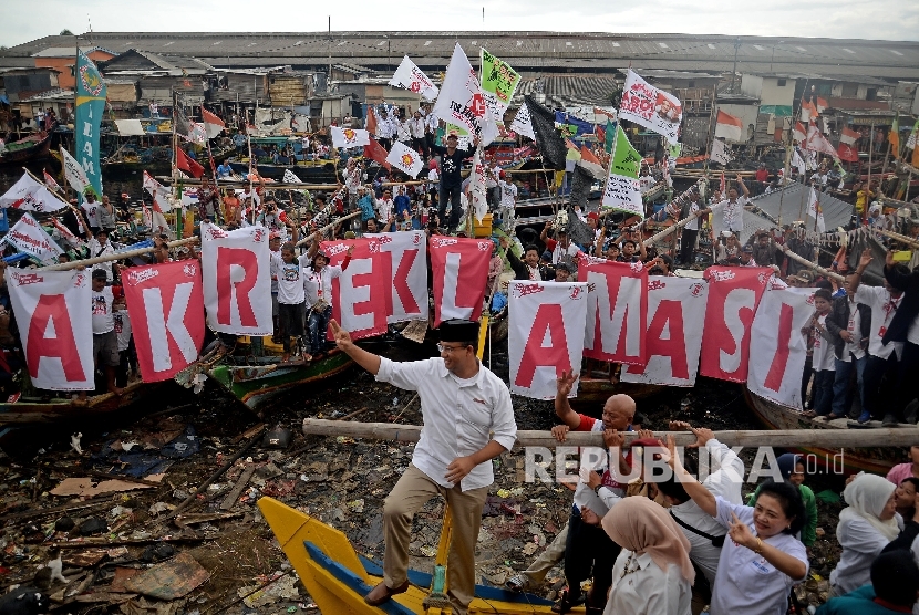 Cagub DKI Jakarta Anies Baswedan menyapa nelayan dan warga saat kampanye di Perkampungan Nelayan Cilincing, Jakarta, Rabu(8/2)