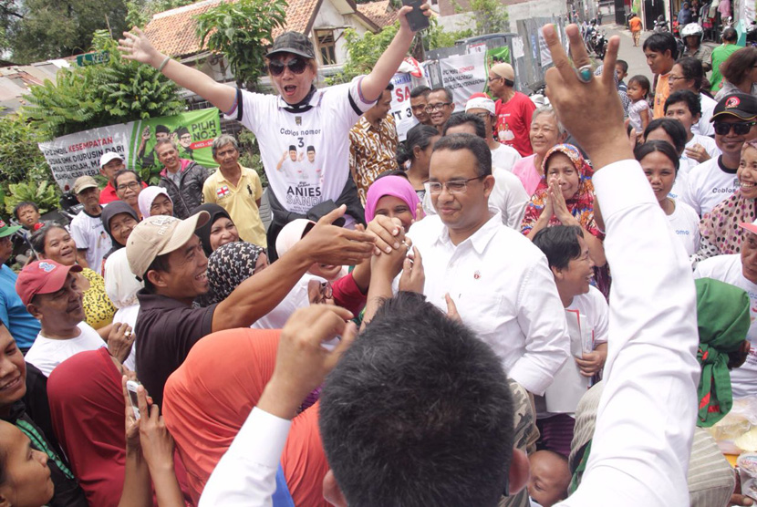 Cagub DKI Jakarta Anies Baswedan menyapa warga Jl. Kebon Kosong, Kebon Kosong, Kemayoran, Jakarta Pusat, Kamis (19/1).