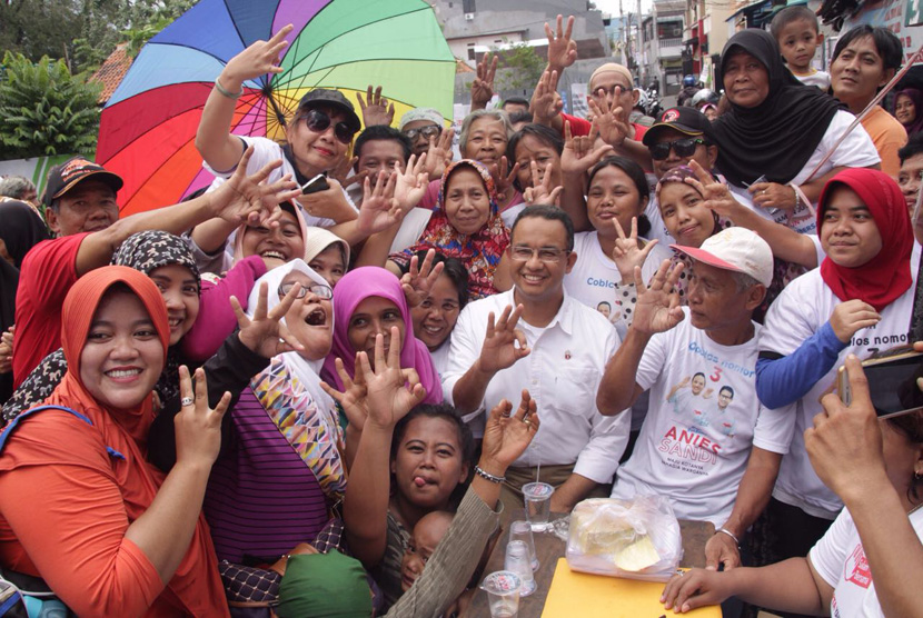 Cagub DKI Jakarta Anies Baswedan menyapa warga Jl. Kebon Kosong, Kebon Kosong, Kemayoran, Jakarta Pusat, Kamis (19/1).