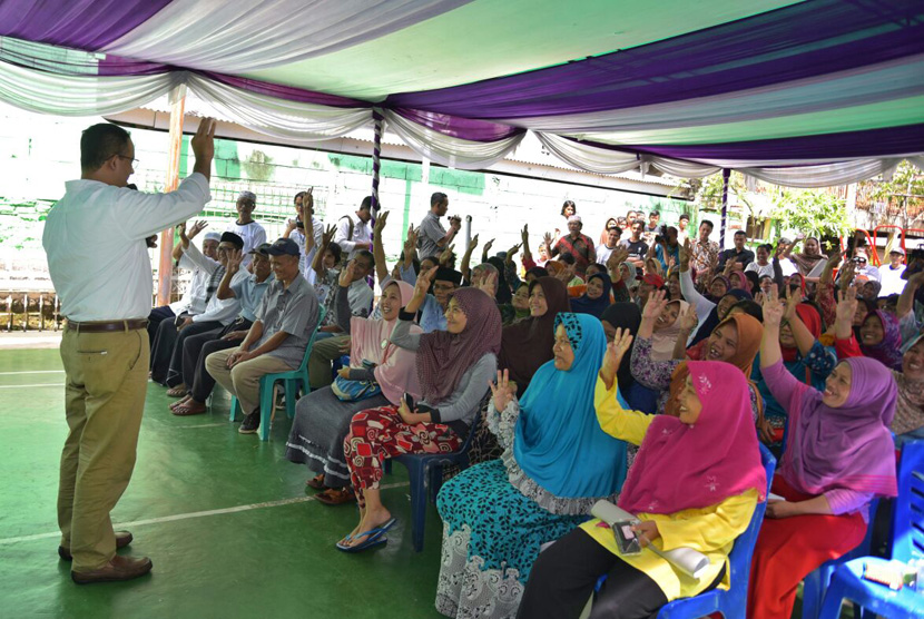 Cagub DKI Jakarta Anies Baswedan menyapa warga Jl. Kebon Kosong, Kebon Kosong, Kemayoran, Jakarta Pusat, Kamis (19/1).