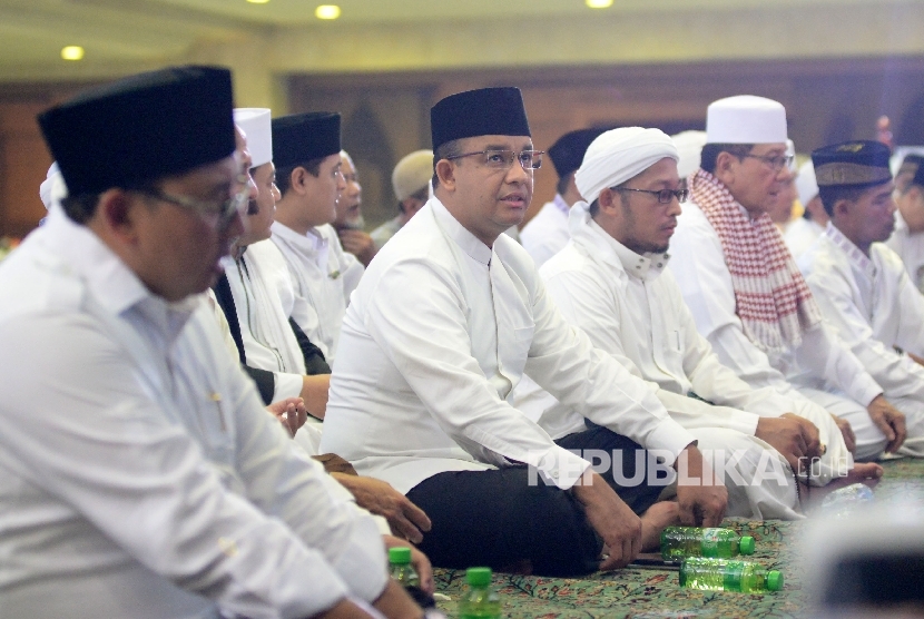 Cagub DKI Jakarta Anies Baswedan saat menghadiri Dzikir dan Sholawat Untuk Negeri di masjid Agung At-Tien, Jakarta,Sabtu(11/3).