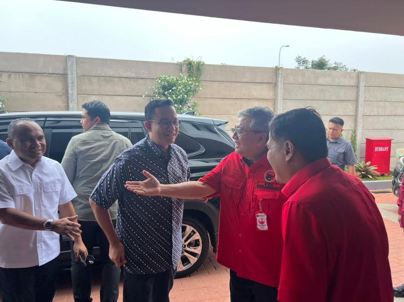 Cagub DKI Jakarta Anies Rasyid Baswedan disambut Sekretaris Bidang Internal PDIP DKI Jakarta Bambang Mujiono di kantor PDIP Jakarta, Cakung, Jakarta Timur, Sabtu (24/8/2024).