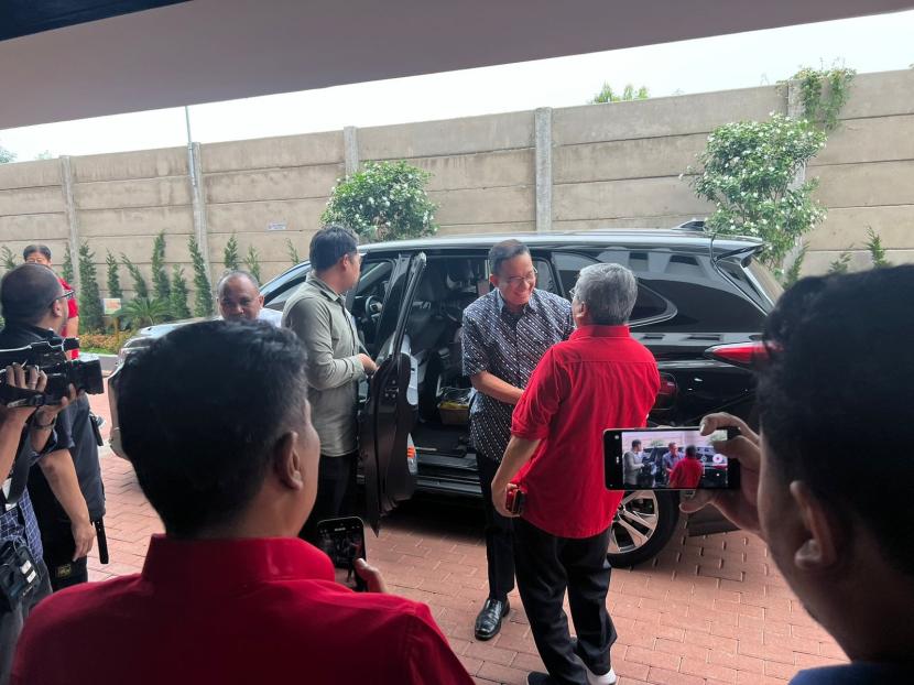 Cagub DKI Jakarta Anies Rasyid Baswedan disambut Sekretaris Bidang Internal PDIP DKI Jakarta Bambang Mujiono di kantor PDIP Jakarta, Cakung, Jakarta Timur, Sabtu (24/8/2024).