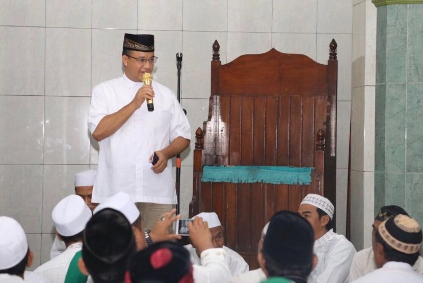 Cagub DKI Jakarta, Anies shalat Subuh berjamaah di Masjid Baitul Muttaqien, Kampung Gusti RT 03/15, Kelurahan Pejagalan, Kecamatan Penjaringan, Jakarta Utara.