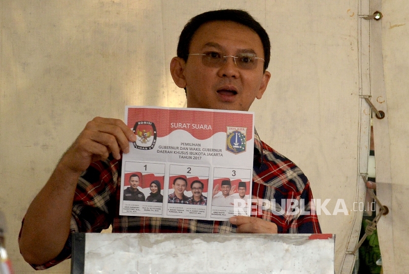 Cagub DKI Jakarta Basuki Tjahaja Purnama (Ahok) bersama keluarga saat memberikan suara pada Pilkada DKI Jakarta di TPS 54,Pluit, Penjaringan, Jakarta, Rabu (15/2).