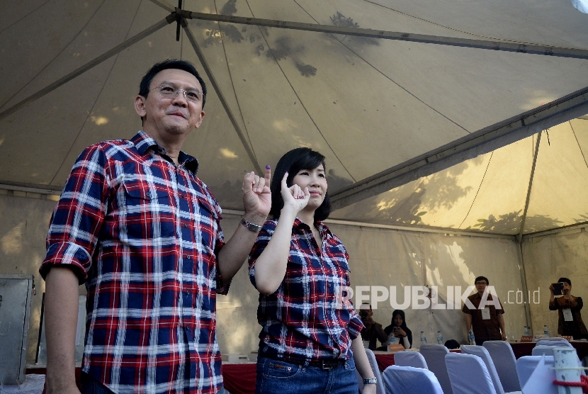 Cagub DKI Jakarta Basuki Tjahaja Purnama (Ahok) bersama keluarga saat memberikan suara pada Pilkada DKI Jakarta di TPS 54,Pluit, Penjaringan, Jakarta, Rabu (15/2).