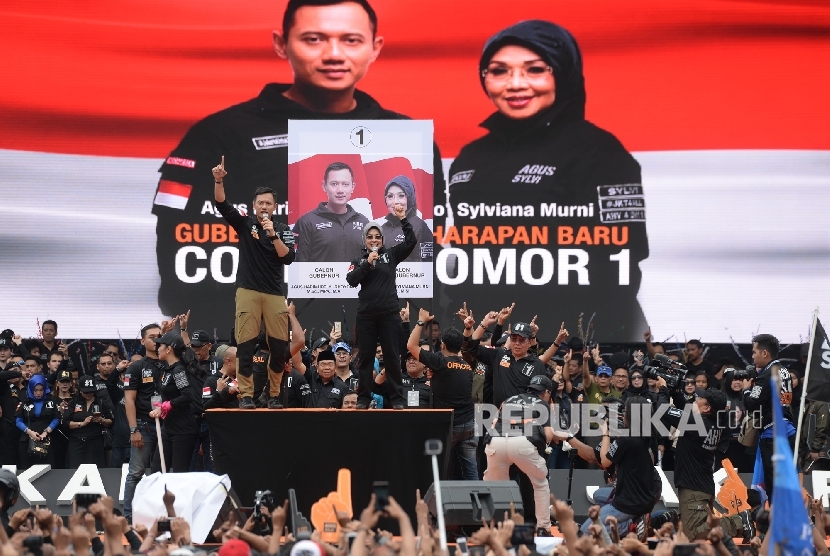 Cagub DKI Jakarta nomer urut satu Agus Harimurti Yudhoyono- Cawagub Sylviana Murni menghadiri Kampanye Akbar Satukan Jakata di GOR Sumantri Brodjonegoro, Jakarta, Sabtu (11/2). 