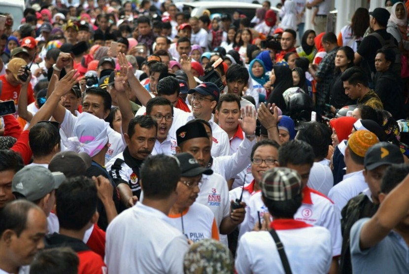 Calon Gubernur DKI Jakarta, Anies Baswedan, diantar ribuan pendukungnya dari kediamannya di Lebak Bulus Dalam hingga ke lapangan dekat Masjid Baitun Nur, Cilandak, Jakarta Selatan, Ahad (15/1).