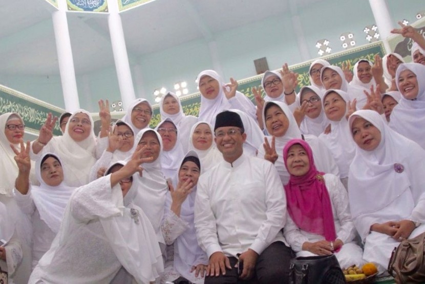 Cagub DKI Jakarta nomor urut 3, Anies Baswedan, berfoto bersama jamaah ibu-ibu usai menghadiri acara pengajian di rumah Ustaz Solmed di Kebon Jeruk, Jakarta Barat, Sabtu (4/2). 