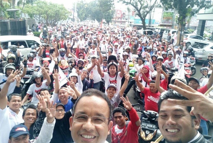 Cagub DKI Jakarta nomor urut 3, Anies Baswedan, bersama ribuan peserta 'Konvoi Bahagia Jilid 2' di Tugu Proklamasi, Menteng, Jakarta Pusat, Sabtu (4/2). 