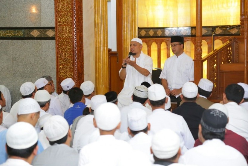 Cagub DKI Jakarta nomor urut 3, Anies Baswedan, bersilaturahim dengan Ustaz Arifin Ilham dan jamaah di Masjid An Nuur, Perumahan Pertama Timur, Kali Malang, Jakarta Timur, Sabtu (4/2). 