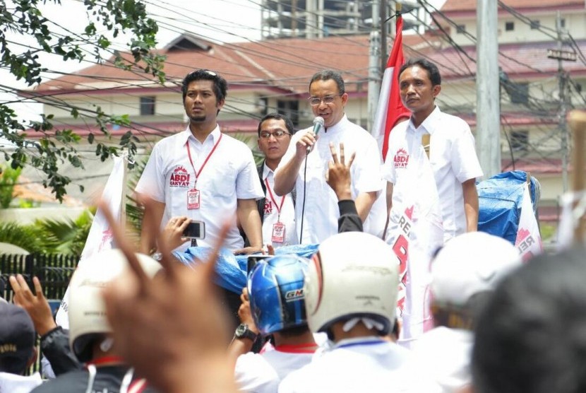 Cagub DKI Jakarta nomor urut 3, Anies Baswedan, memberikan orasi kepada ribuan peserta 'Konvoi Bahagia Jilid 2' yang dilepas di Tugu Proklamasi, Menteng, Jakarta Pusat, Sabtu (4/2). 