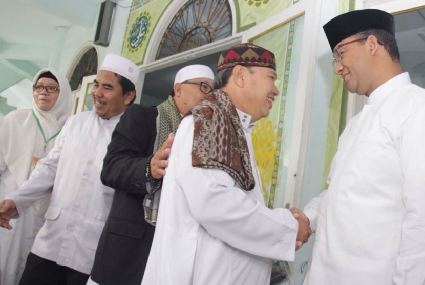 Cagub DKI Jakarta nomor urut 3, Anies Baswedan, memenuhi undangan dzikir bersama di Masjid Ibadurrohman, Kelapa Dua Wetan, Jakarta Timur, Sabtu (4/2). 