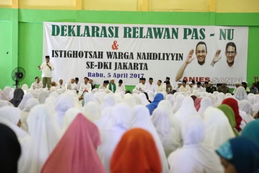 Cagub DKI Jakarta nomor urut 3, Anies Baswedan, menghadiri sebuah deklarasi relawan Pemenangan Anies-Sandi (PAS) NU di GOR Cendrawasih, Cengkareng, Jakarta Barat, Rabu (5/4).