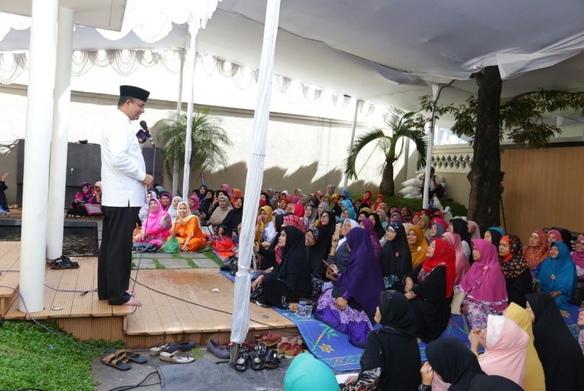 Cagub DKI Jakarta nomor urut 3, Anies Baswedan, menyambangi kediaman Ustad Solmed di Kebon Jeruk, Jakarta Barat, Sabtu (4/2). 