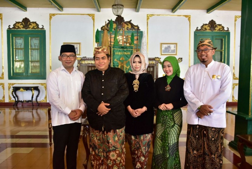 Cagub Jabar HM Ridwan Kamil bersama Keluarga Keraton Kanoman Cirebon, Rabu (7/3).