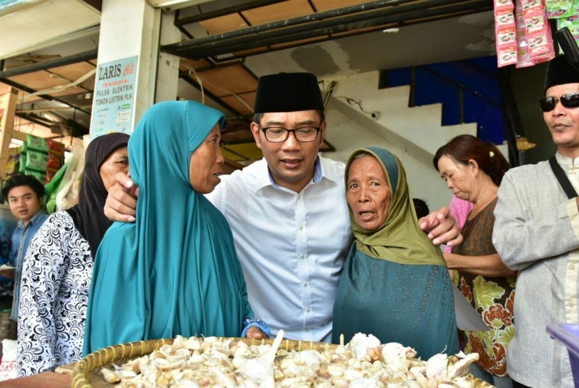 Cagub Jabar HM Ridwan Kamil saat berkunjung ke Pasar Pasar Induk Jagasatru, Kabupaten Cirebon, Selasa (6/3) 