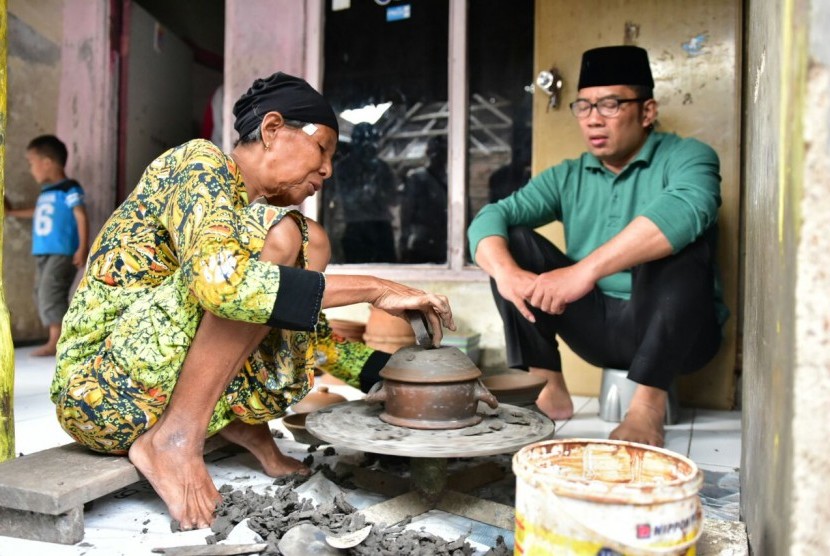Cagub Jabar HM Ridwan Kamil tengah menyaksikan warga yang sedang membuat gerabah di Desa Sitiwinangun, Kecamatan Jamblang, Kabupaten Cirebon, Rabu (7/3). 