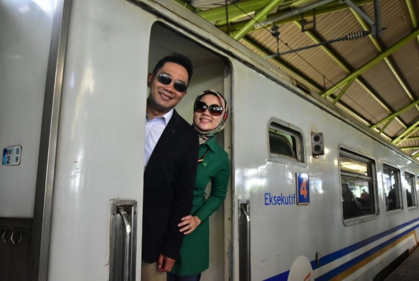 Cagub Jabar Ridwan Kamil bersama istri menggunakan kereta menuju Jakarta, Sabtu (17/2).