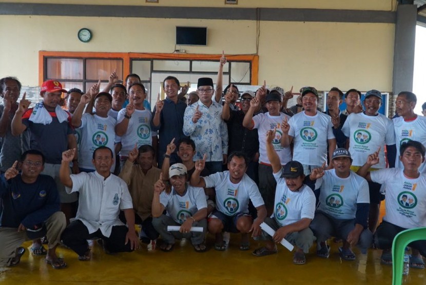 Cagub Jabar Ridwan Kamil bersama nelayan Desa Dadap, Kecamatan Juntinyuat, Kabupaten Indramayu, Selasa (24/4).
