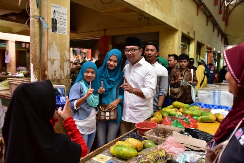 Cagub Jabar Ridwan Kamil saat di Pasar Banjar, Kota Banjar, Ahad (20/5).