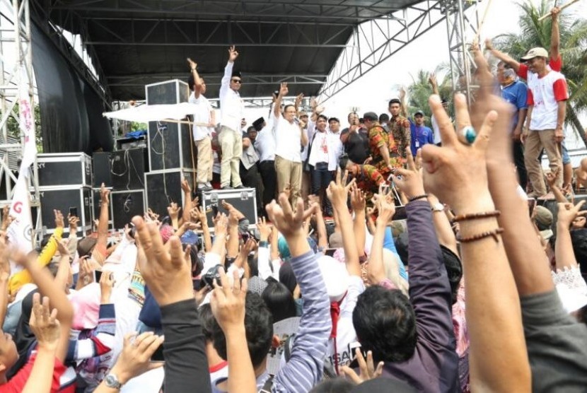 Cagub Jakarta Anies Baswedan menutup masa kampanye Pilkada putaran kedua dengan menyapa ribuan relawan di seberang RPTRA Kalijodo, Jakarta Utara, Sabtu (15/4).