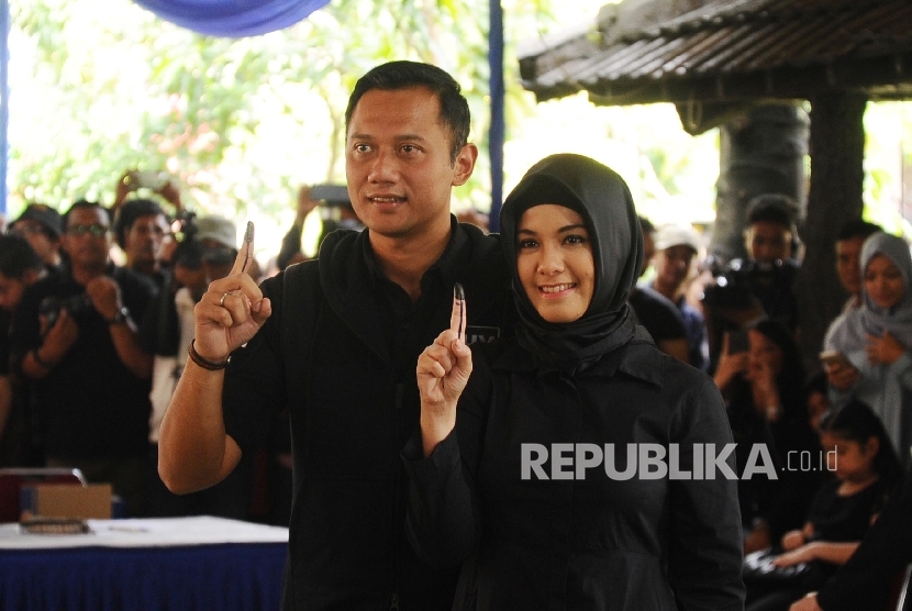 Cagub No 1 Agus Harimurti Yudhoyono (kiri) bersama istri Anissa Pohan menunjukkan jari usai melakukan pencoblosan Pemilihan Kepala daerah DKI Jakarta di TPS 06 Rawa Barat, Kebayoran Baru, Jakarta Selatan, Rabu (15\2). 