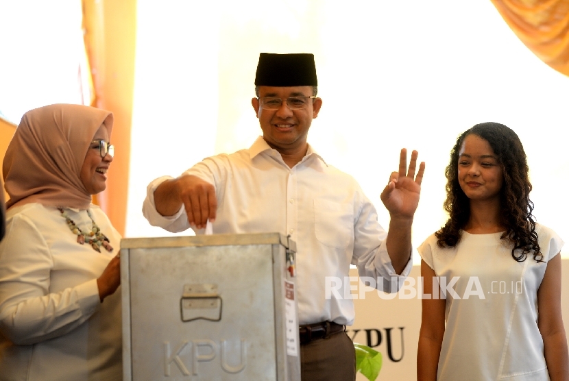 Cagub nomer tiga Pilkada DKI Jakarta Anies Baswedan didampingi istri dan anak menggunakan hak pilih di TPS 28, Cilandak Barat, Jakarta Selatan, Rabu (15/2). 