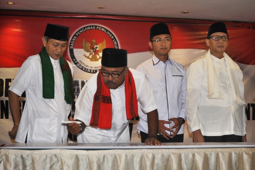 Cagub Rano Karno (kedua kiri) manandatangani pakta integritas saat Deklarasi Anti Politik Uang yang juga diikuti Cagub Wahidin Halim (kanan), Cawagub Andika Hazrumi (kedua kanan) dan Embay Mulya Syarif (kiri).