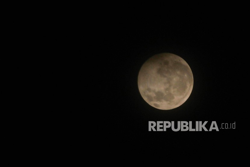Cahaya bulan purnama terlihat redup saat memasuki fase Gerhana Bulan Penumbra di langit Kota Lhokseumawe, Aceh, Sabtu (11/1/2020) dini hari.