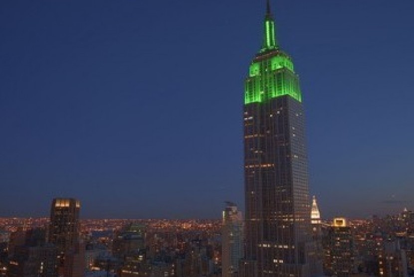 Cahaya hijau di puncak gedung Empire State Building New York