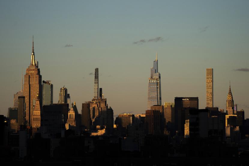 Cahaya jatuh di cakrawala New York saat matahari terbenam, 20 November 2022, di New York. London, Inggris, tidak lagi menjadi pemimpin yang jelas di antara pusat-pusat keuangan global.