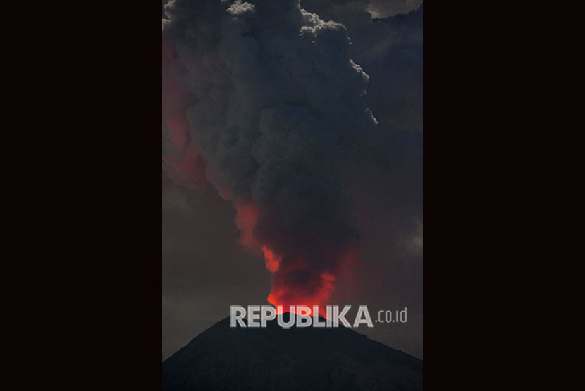 Cahaya magma dalam kawah Gunung Agung terpantul pada abu vulkanis ketika diabadikan dari Desa Datah, Karangasem, Bali, Jumat (29/6).